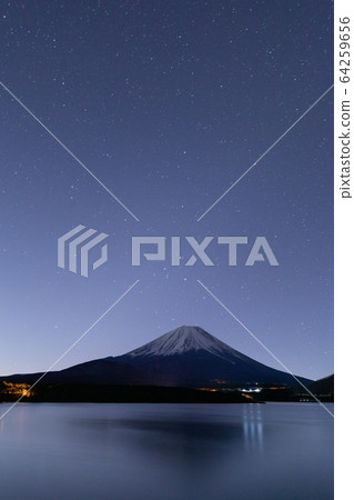 Fuji 本栖湖和星空的美景 照片素材 圖片 圖庫