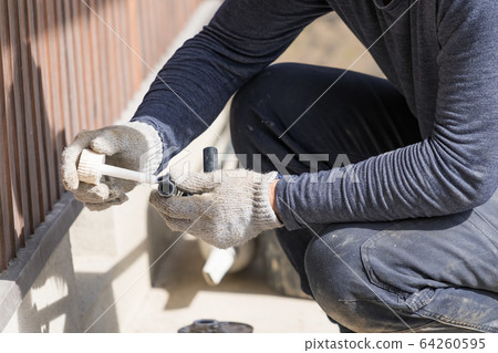 應用粘合劑的水暖工人 應用粘合劑的水暖工人 64260595