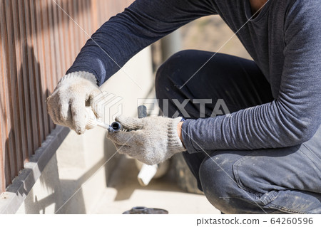 應用粘合劑的水暖工人 64260596