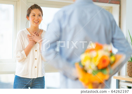 Anniversary marriage proposal gift present christmas man and woman two person flower bouquet indoors indoors 64262197