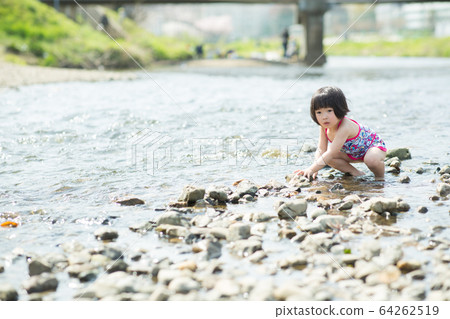 Child with hydration Child with hydration 64262519