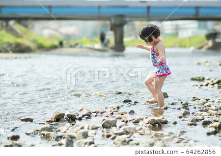 Child with hydration Child with hydration 64262856