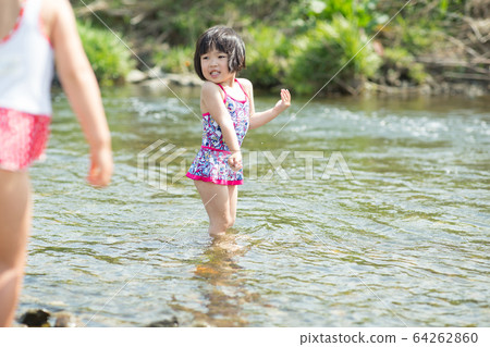 Child with hydration Child with hydration 64262860