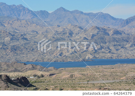Beautiful view of Lake Mohave on the Arizona Nevada border, in the Lake Mead National Recreation Area. Mohave County, Arizona USA 64264379