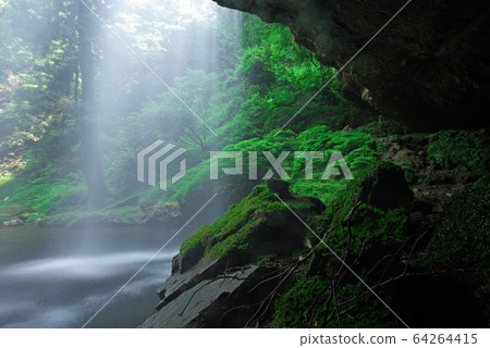 Back view waterfall full of refreshing feeling: Ryuzuga Falls (Kakeai-cho, Yunnan City, Shimane Prefecture) Back view waterfall full of refreshing feeling: Ryuzuga Falls (Kakeai-cho, Yunnan City, Shimane Prefecture) 64264415