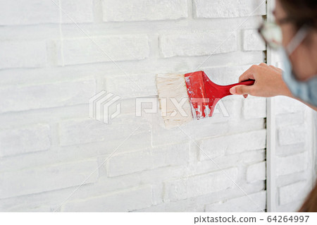 Close up hand of man painting white color Close up hand of man painting white color 64264997