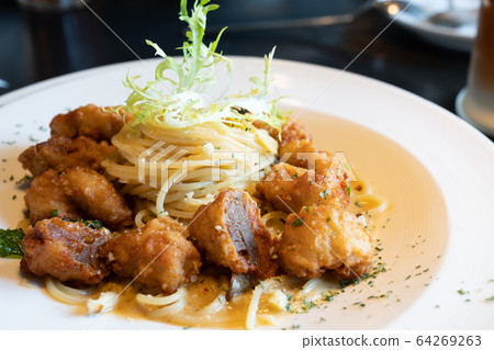 Taiwanese-style garlic chicken pasta is in Taiwan. 64269263