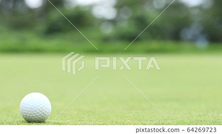 高爾夫球圖像散景上綠色 高爾夫球圖像散景上綠色 64269723