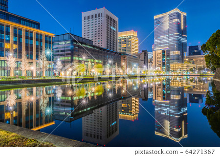 Hibiya moat at night 64271367