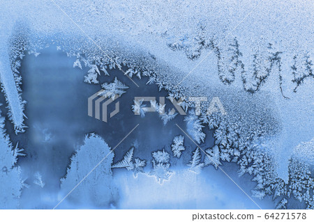 Winter window glass with beautiful ice pattern 64271578