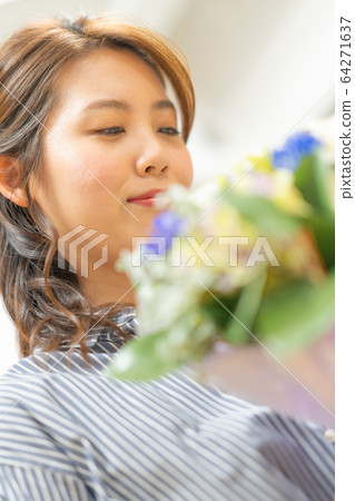 週年求婚禮物禮物禮物聖誕節婦女一束鮮花在室內 週年求婚禮物禮物禮物聖誕節婦女一束鮮花在室內 64271637