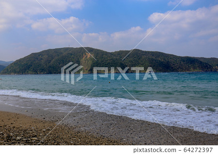 國頭海岸和碼頭(海浪逼近) 國頭海岸和碼頭(海浪逼近) 64272397