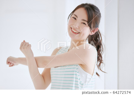 Young woman sports training 64272574