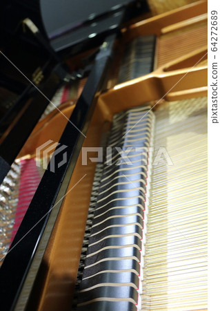 Grand piano  64272689