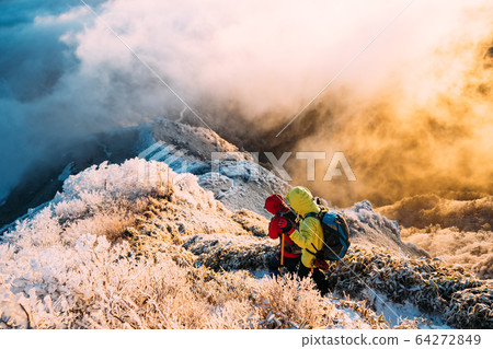 在下雪的伊予富士山頂附近 在下雪的伊予富士山頂附近 64272849