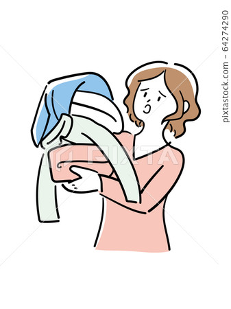 一個女人抱著一堆衣服的麻煩 64274290