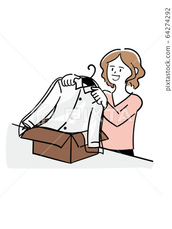 女人從紙板中取出清洗的襯衫 64274292
