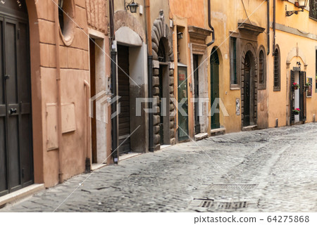 A narrow alley in the center of Rome 64275868