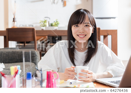 年輕女子在早上在家喝咖啡 年輕女子在早上在家喝咖啡 64276436