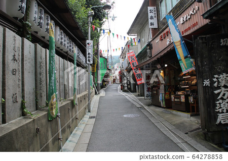 Ishikiri approach street shopping street / 1-chome, Higashiishigiri-cho, Higashiosaka-shi, Osaka 64278858