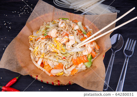 Wok noodles with shrimp, vegetables and sesame 64280031