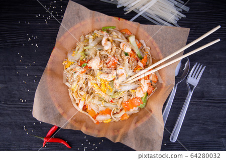 Wok noodles with shrimp, vegetables and sesame 64280032