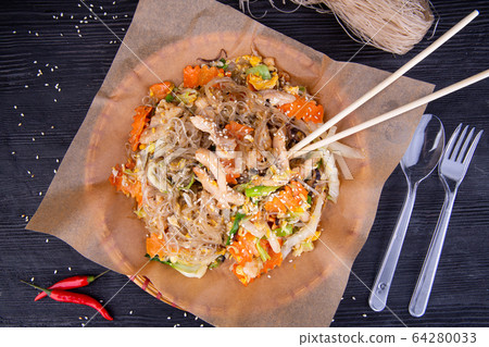 Wok noodles with shrimp, vegetables and sesame 64280033