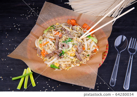 Wok noodles with beef, vegetables and sesame grains 64280034