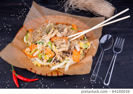 Wok noodles with shrimp, vegetables and sesame 64280036