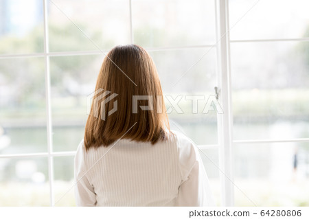 女性背後 64280806