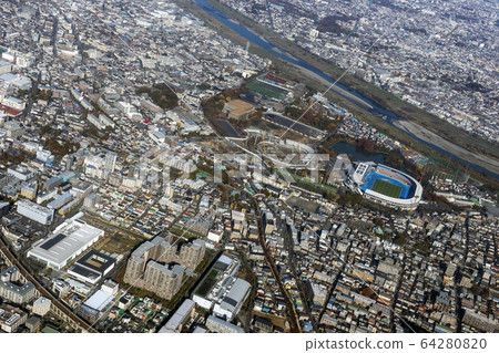 在相等的力量競技領域附近的空中射擊 64280820