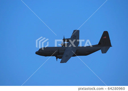 C-130大力神在夜間飛行 64280960