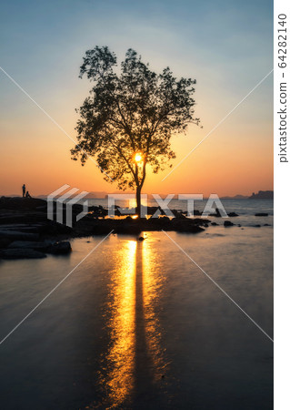 Silhouette couple and tree at sunset at Koh Kwang, Silhouette couple and tree at sunset at Koh Kwang, 64282140