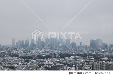 日本的東京都市風景新肺炎凍結的市中心(新宿子中心)= 29天(32年來首次發生感染爆炸,〜降雪) 日本的東京都市風景新肺炎凍結的市中心(新宿子中心)= 29天(32年來首次發生感染爆炸,〜降雪) 64282654