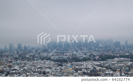 日本的東京都市風景新肺炎凍結的市中心(新宿子中心)= 29天(32年來首次發生感染爆炸,〜降雪) 日本的東京都市風景新肺炎凍結的市中心(新宿子中心)= 29天(32年來首次發生感染爆炸,〜降雪) 64282774