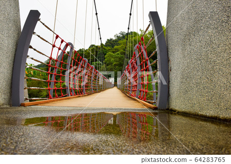 像Itsuzabashi的森林，Iya Mizukubo和像Arihashi的反射。 64283765