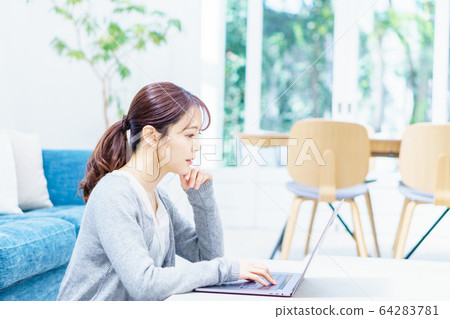 年輕女子的筆記本 年輕女子的筆記本 64283781