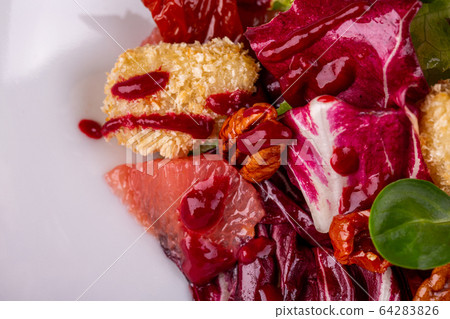 Salad with chicken fillet in bread crumbs, served with pecan nuts and fresh salad Salad with chicken fillet in bread crumbs, served with pecan nuts and fresh salad 64283826