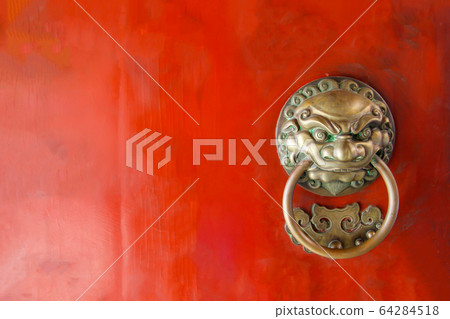 The red old door in front of Buddha Tooth Relic The red old door in front of Buddha Tooth Relic 64284518