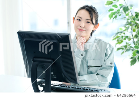 辦公室操作員工人女人計算機 64286664