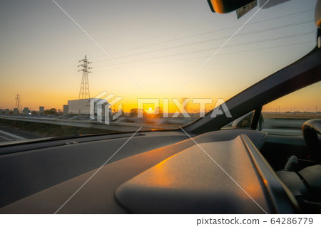清晨開車駕駛席日出美景 清晨開車駕駛席日出美景 64286779