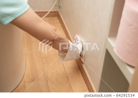 Cleaning the toilet floor Cleaning the toilet floor 64291534