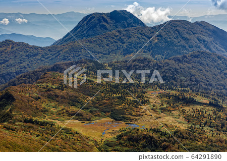 Tengu's garden marshland and Myoko mountain range seen from Hiuchiyama summit 64291890