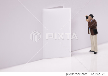 從門縫裡拍照的人 64292125