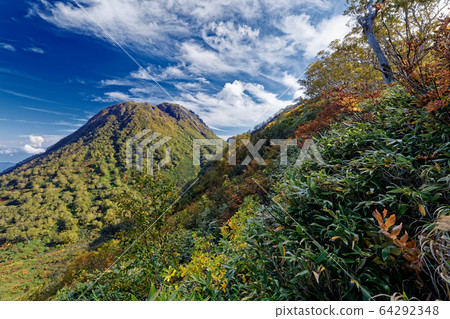 妙高山和從大倉No津看到的秋天天空 妙高山和從大倉No津看到的秋天天空 64292348