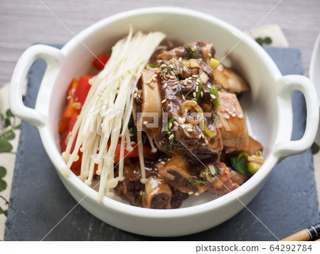 韓國傳統食品排骨蒸 韓國傳統食品排骨蒸 64292784