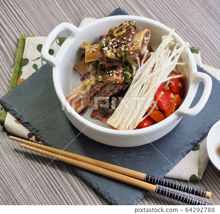 韓國傳統食品排骨蒸 64292788