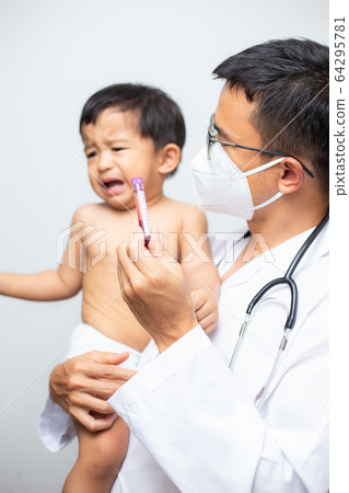 Doctor in lab cover suit mask holding baby boy Doctor in lab cover suit mask holding baby boy 64295781