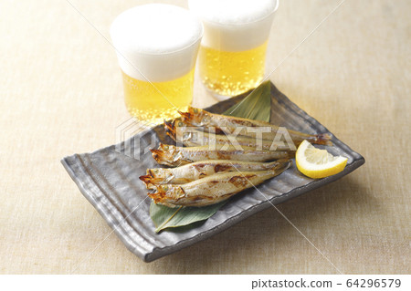 啤酒和小吃 64296579