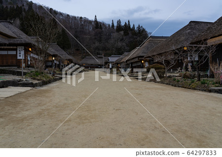 福島縣南會津郡下鄉町大內宿的舊私人住宅黃昏 福島縣南會津郡下鄉町大內宿的舊私人住宅黃昏 64297833